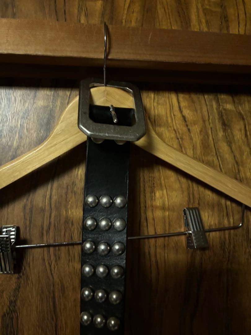 ネオンレザーガーメントスタッズ付き黒レザーベルト