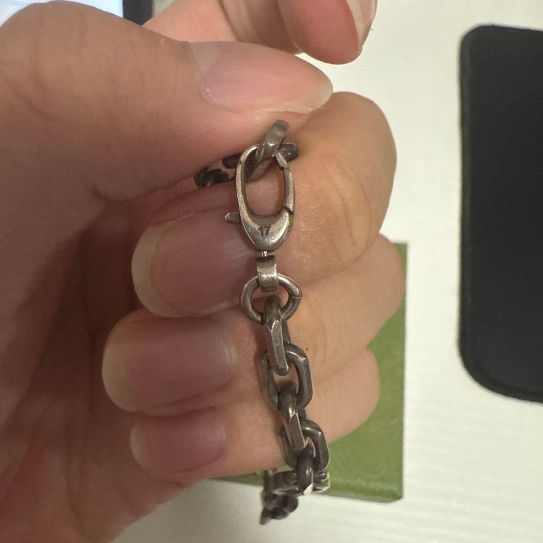 GUCCI シルバーブレスレット ロゴ入り