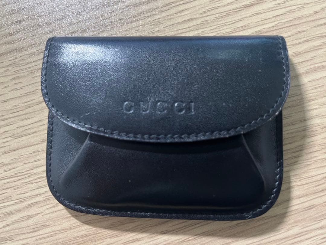 美品GUCCI 小銭入れ 黒レザー フラップ式 ロゴ刻印 お札・カード収納