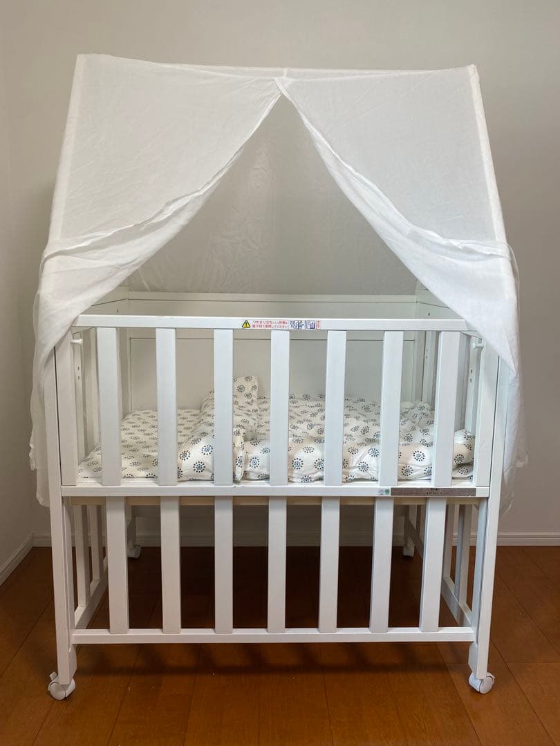 ディモワ 10mois キャノピー付きベビーベッド、布団付き