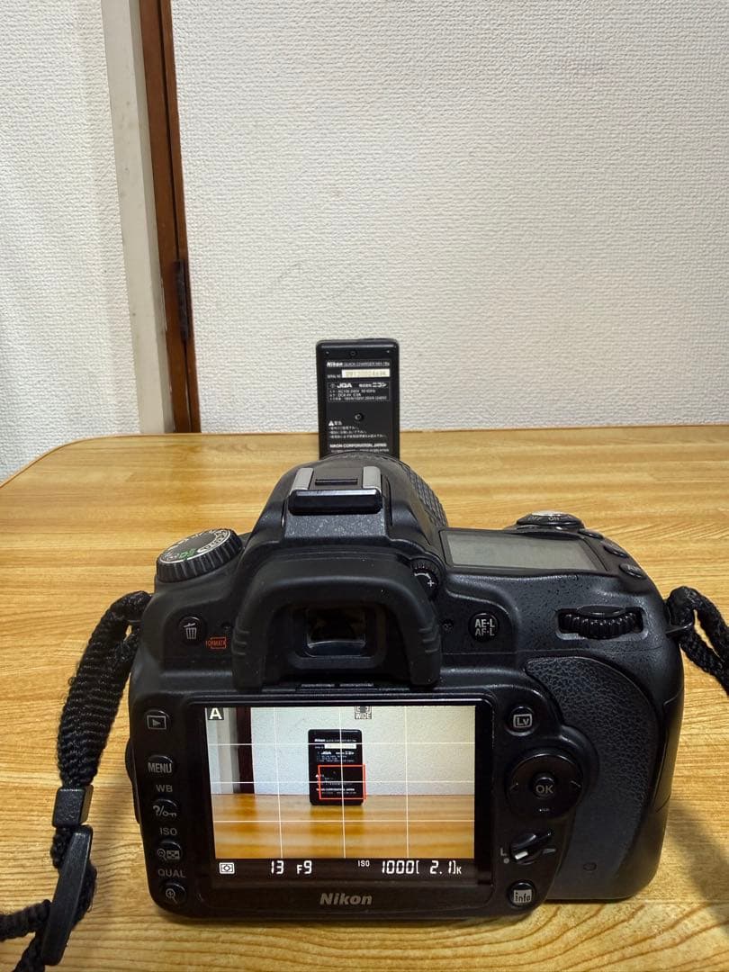 Nikonデジタル一眼レフカメラ、Nikonレンズ付き、液晶ディスプレイ搭載。