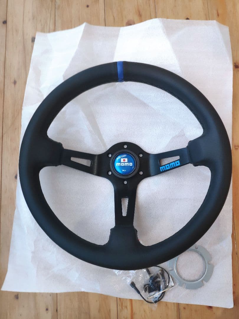 新品未使用・MOMO スタイル ブルー革ステアリング Not Authentic