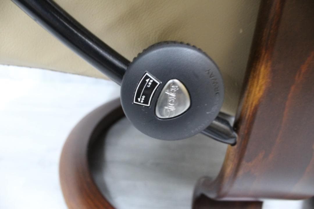 Stressless ベージュ リクライニングチェア　本革