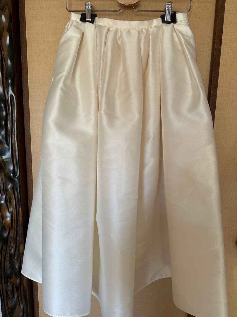 HER.サテン地アイボリーホワイト 短時間着用 インナースカート、タグ付 美品