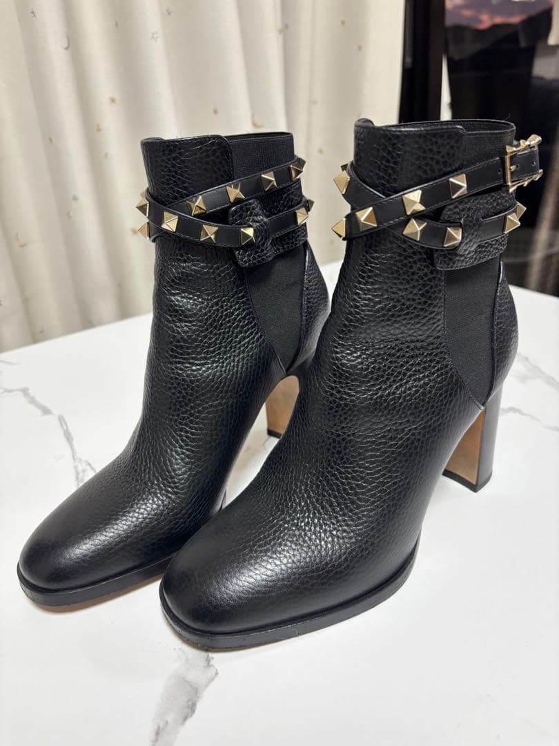 VALENTINO ガラヴァーニ スタッズブーティ 黒