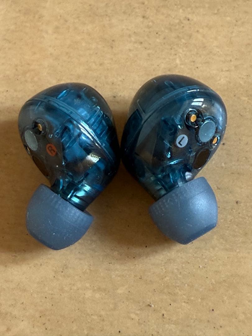 美品　クリアブルー ワイヤレスイヤホン 充電ケース付き