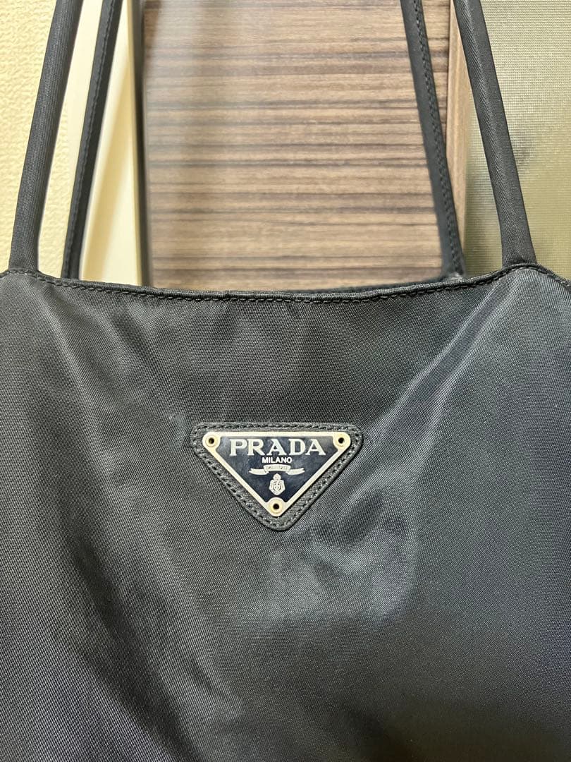 【人気】PRADA ナイロン トートバッグ 三角プレート 王冠