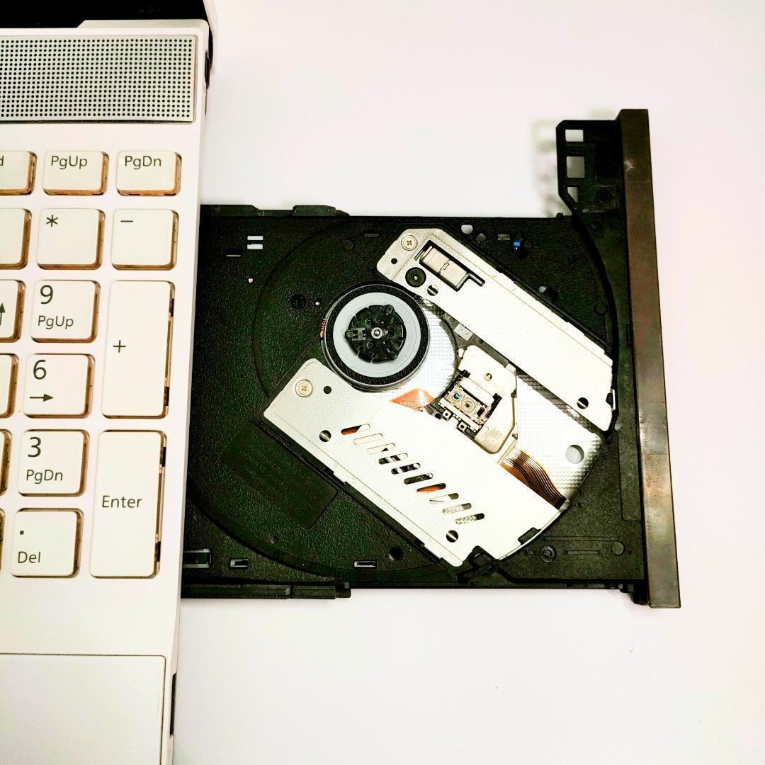 第8世代i7✨️Windows11 SSD 富士通 カメラ付き白ノートパソコン