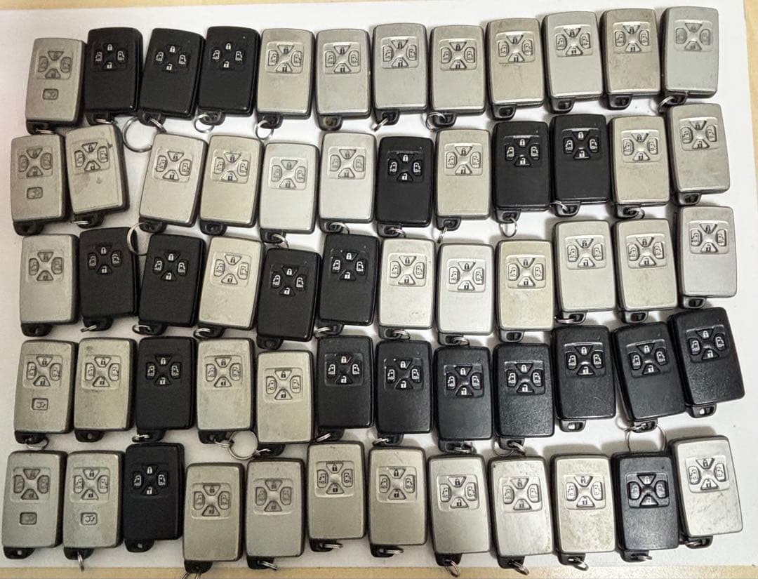 トヨタ純正スマートキー (*合計60個) 13個は電池切れてます。