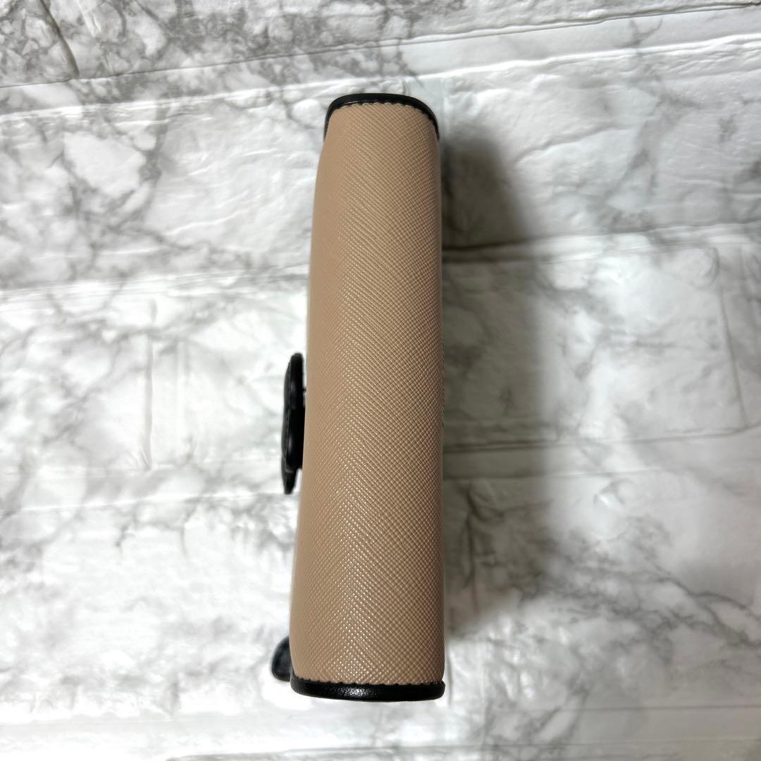 【未使用級】MARY QUANT 二つ折り財布デイジーパッチスナップ ベージュ