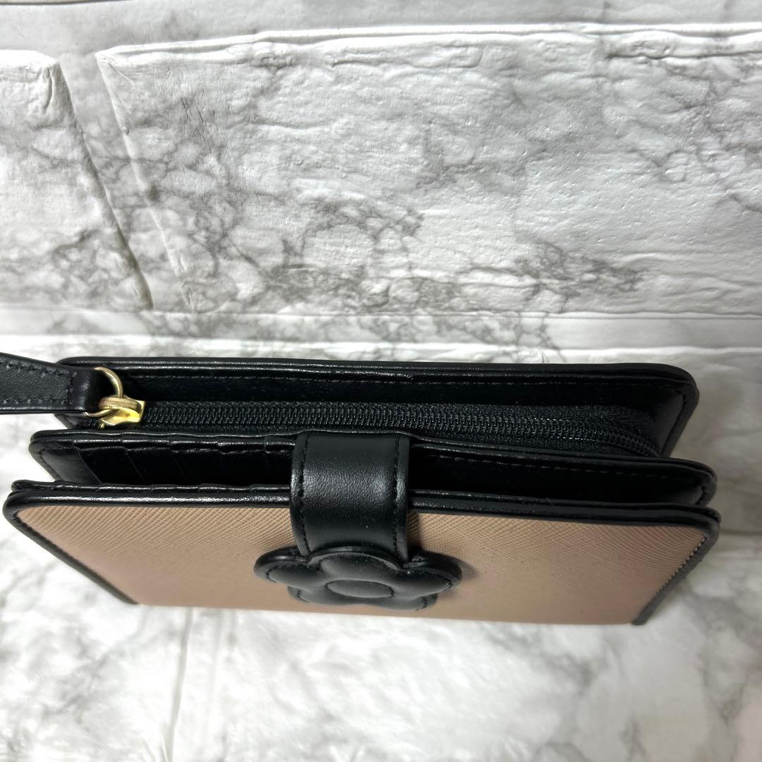 【未使用級】MARY QUANT 二つ折り財布デイジーパッチスナップ ベージュ