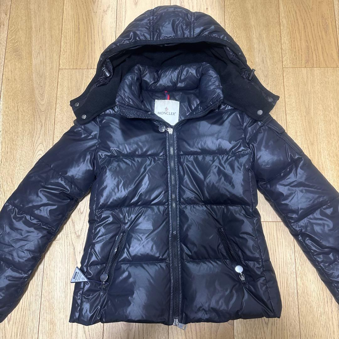 ぴっぴ MONCLER ブラックダウンジャケット フード付き