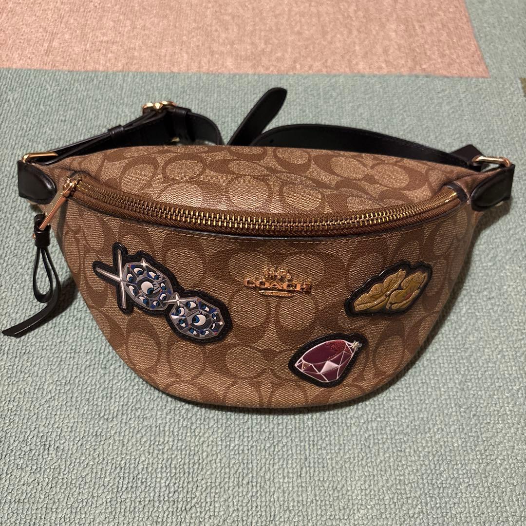 COACH パッチ付きボディバッグ ブラウン