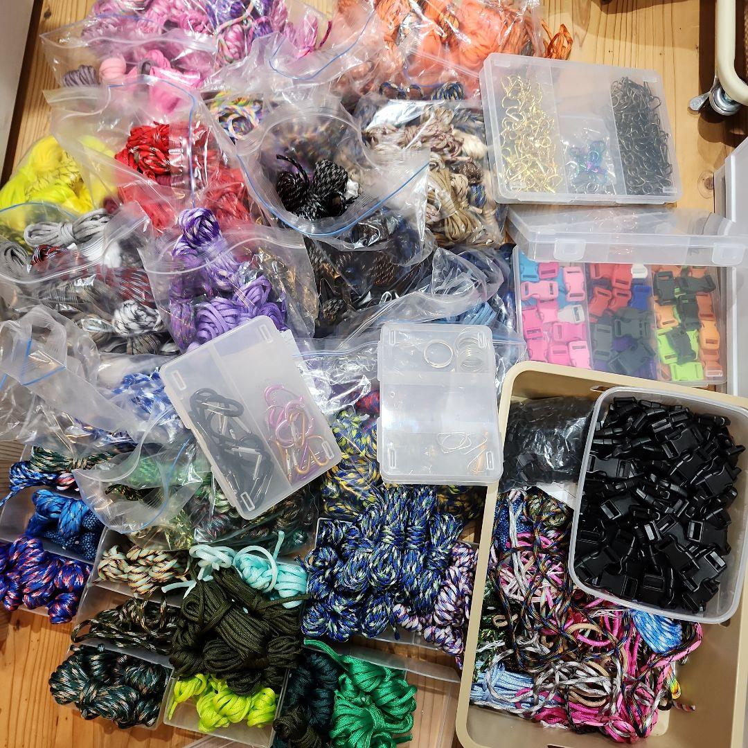 100サイズ箱パラコード紐大量ハンドメイド材料キーホルダーカラビナブレスレット