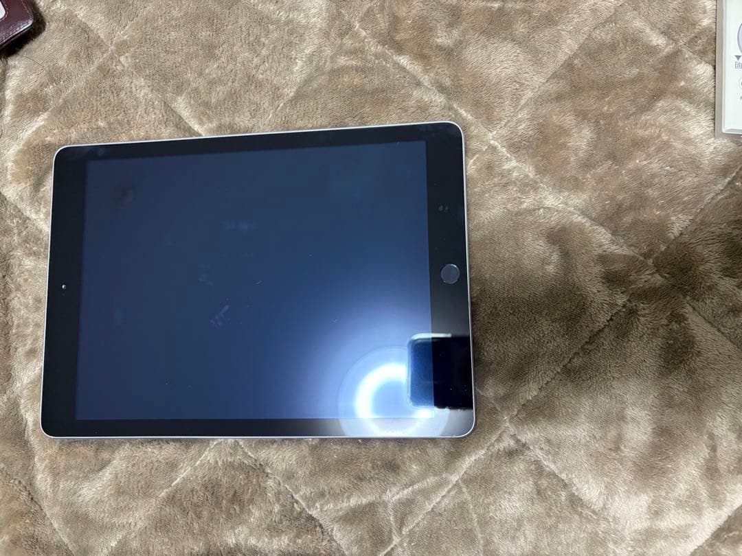 iPad (第5世代) 128GB wifiモデル　シルバー