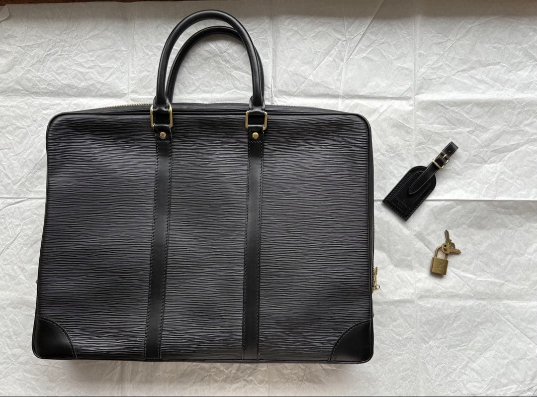 ルイヴィトン ポルトドキュマン ボワヤージュ エピ ノワール