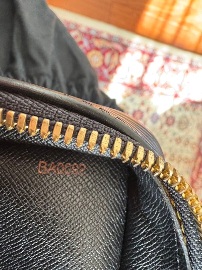 ルイヴィトン ポルトドキュマン ボワヤージュ エピ ノワール