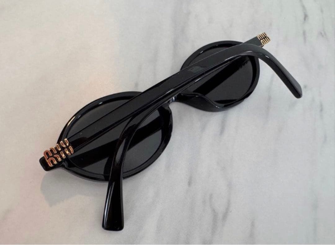 にょん　Miu Miuミュウミュウ サングラス