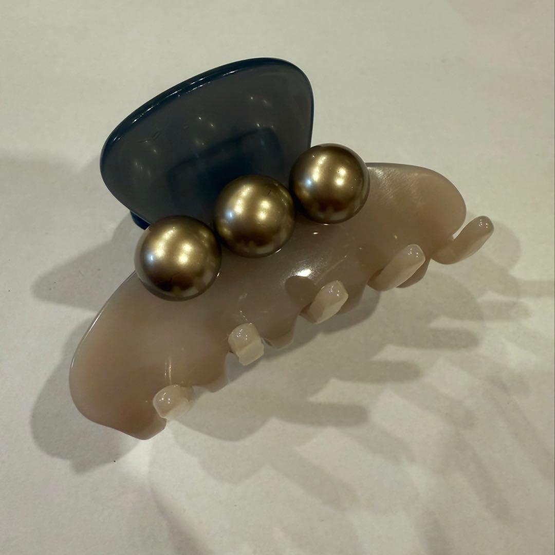 アレクサンドルデュパリ パール付きグレーとベージュのヘアクリップ