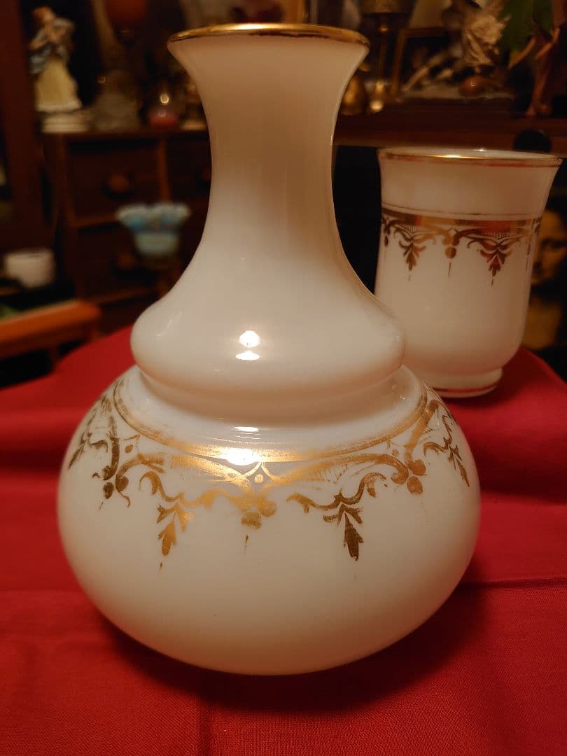 フランス19世紀　オパールガラス　ホワイト水差しカップ付き