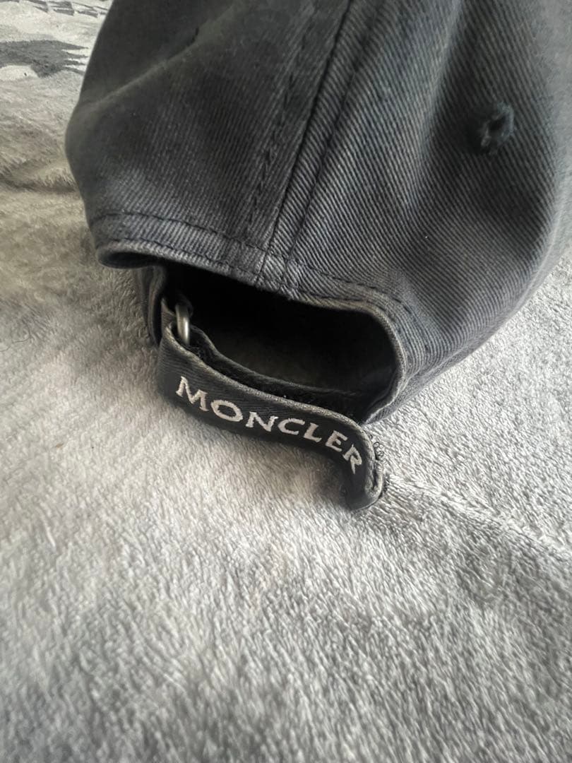 MONCLER ダークグレー キャップ