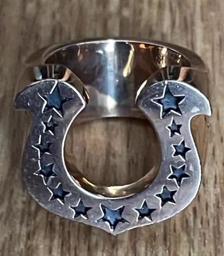 tenderloin 8kゴールドホースシューテールリングです