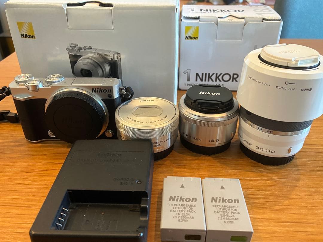 Nikon J5 シルバー本体、レンズ3本、バッテリー2個付き