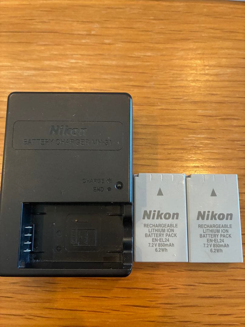 Nikon J5 シルバー本体、レンズ3本、バッテリー2個付き