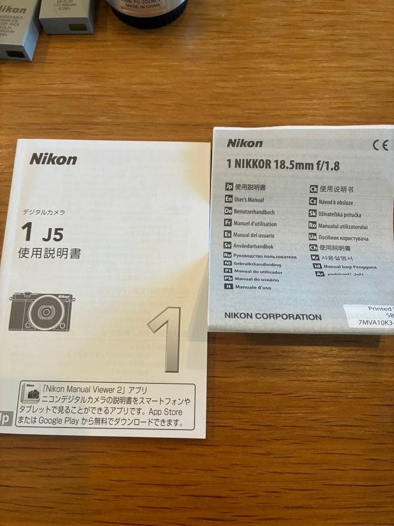 Nikon J5 シルバー本体、レンズ3本、バッテリー2個付き