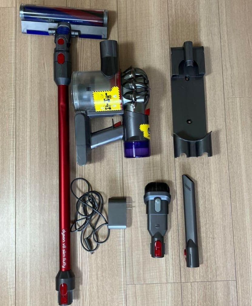 正規品のダイソン動作保証V8slim掃除機2枚目アクセサリーも