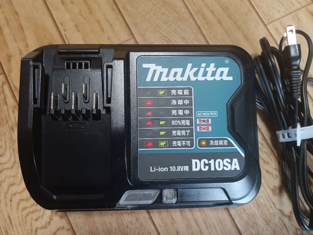 マキタ10.8V充電式クリーナーCL107FD　 バッテリー、充電器付