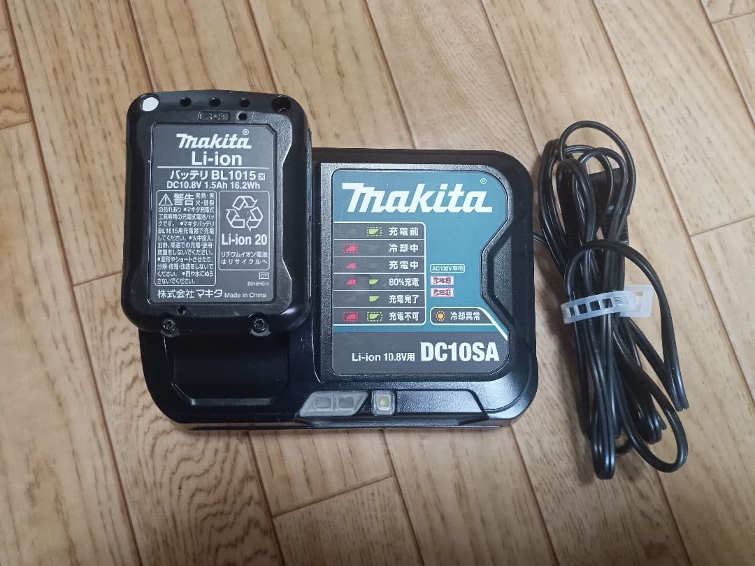 マキタ10.8V充電式クリーナーCL107FD　 バッテリー、充電器付