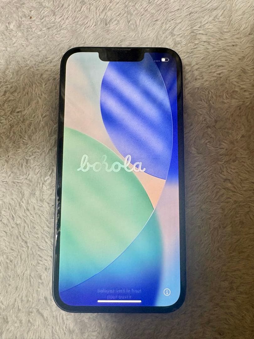 iPhone13 本体　箱、充電器、有線イヤホン付き。