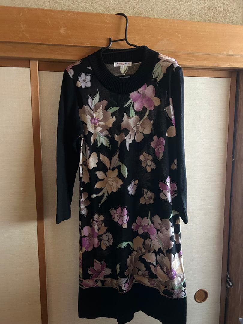 花柄 長袖 ひざ丈ワンピース 黒