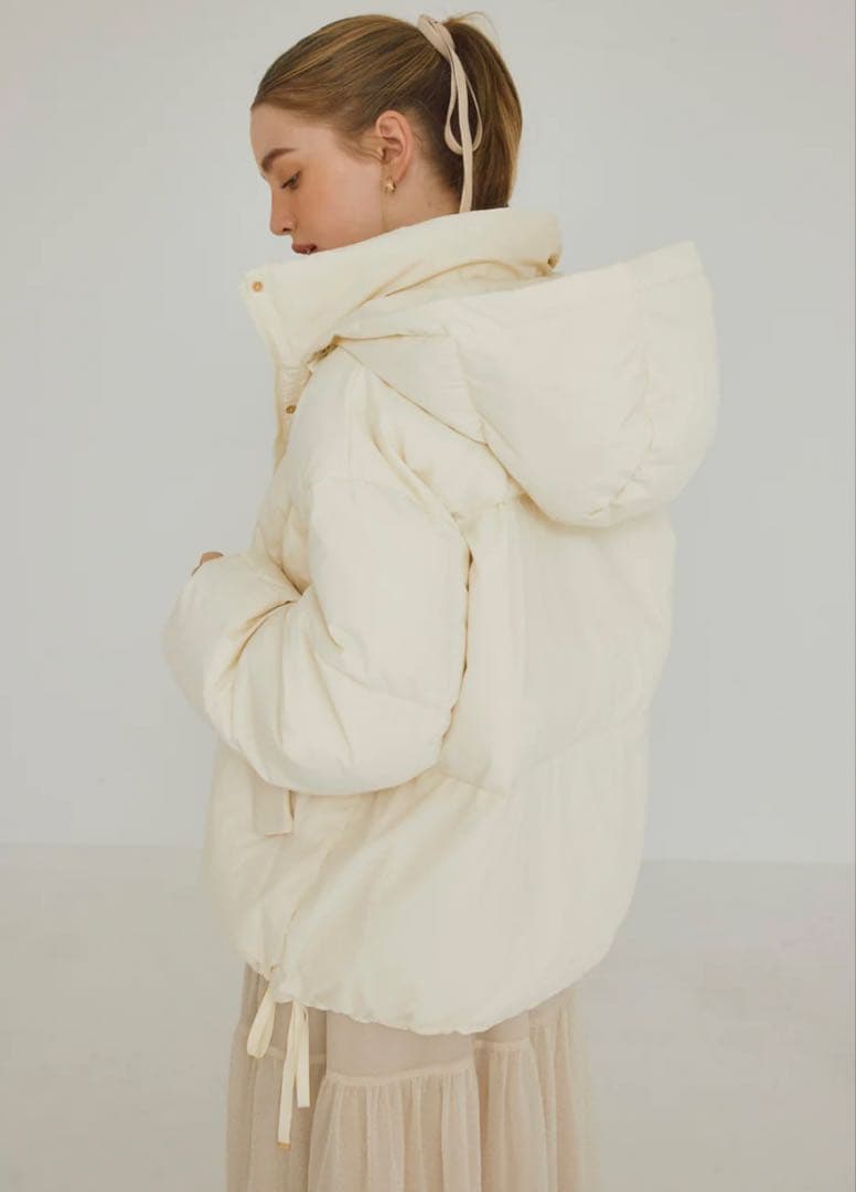 ポローラ　ドロストリボンダウンジャケット　アイボリー