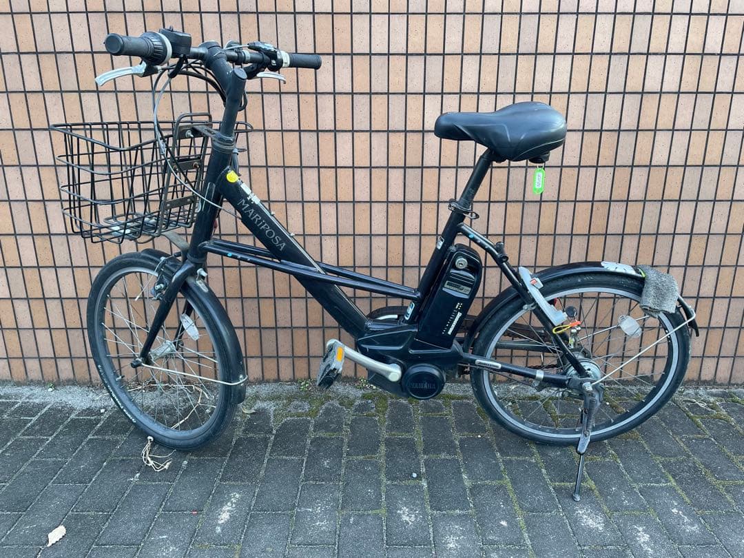 黒い電動アシスト自転車 シティタイプ 前面バスケット付き