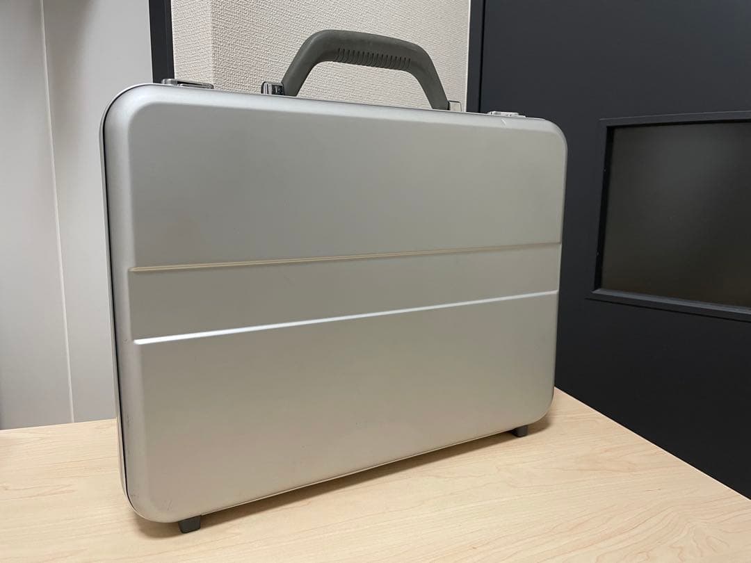 PROTEXアルミニウム製シルバー ビジネスバッグ（TV Asahi コラボ品）