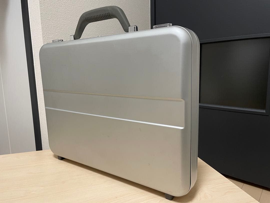 PROTEXアルミニウム製シルバー ビジネスバッグ（TV Asahi コラボ品）