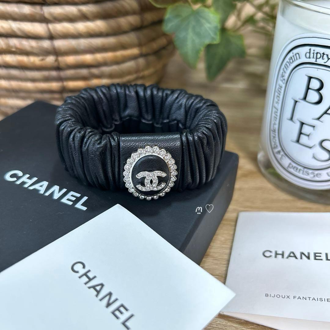 CHANELシャネル　ラインストーン　ココマークラムレザーシュシュ　ヘアゴム