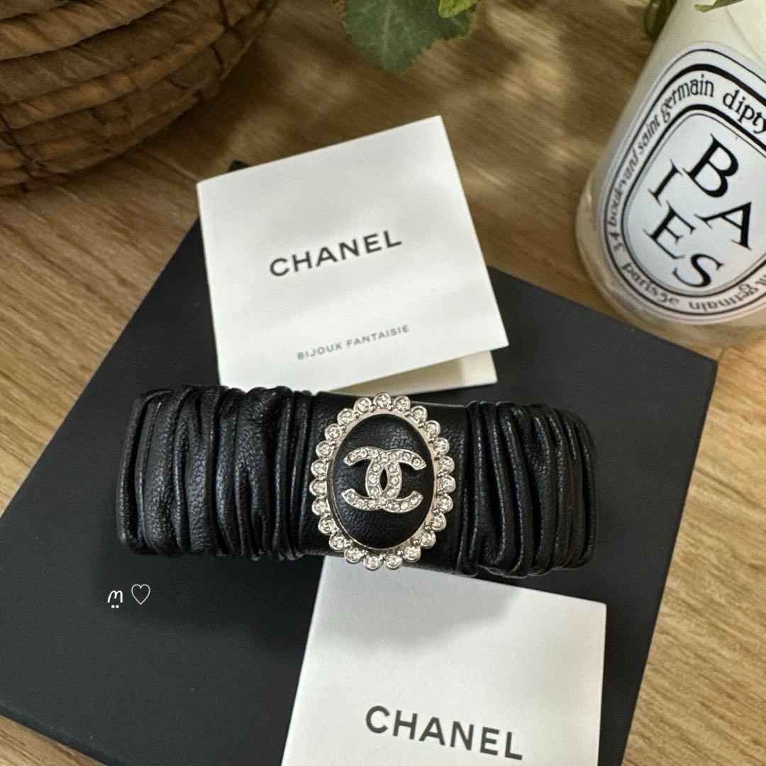 CHANELシャネル　ラインストーン　ココマークラムレザーシュシュ　ヘアゴム