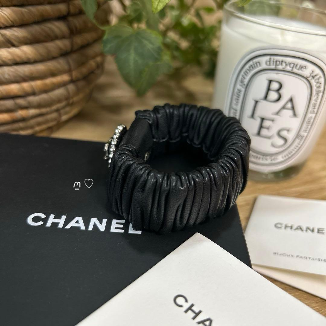 CHANELシャネル　ラインストーン　ココマークラムレザーシュシュ　ヘアゴム