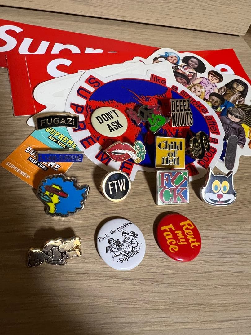 Supreme pins 15個セット　ステッカー　おまけ