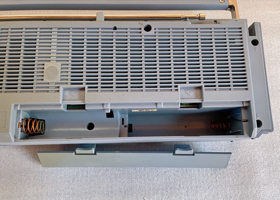 ポップ な80s ° ラジカセ SONY レアカラ一 【動作品】