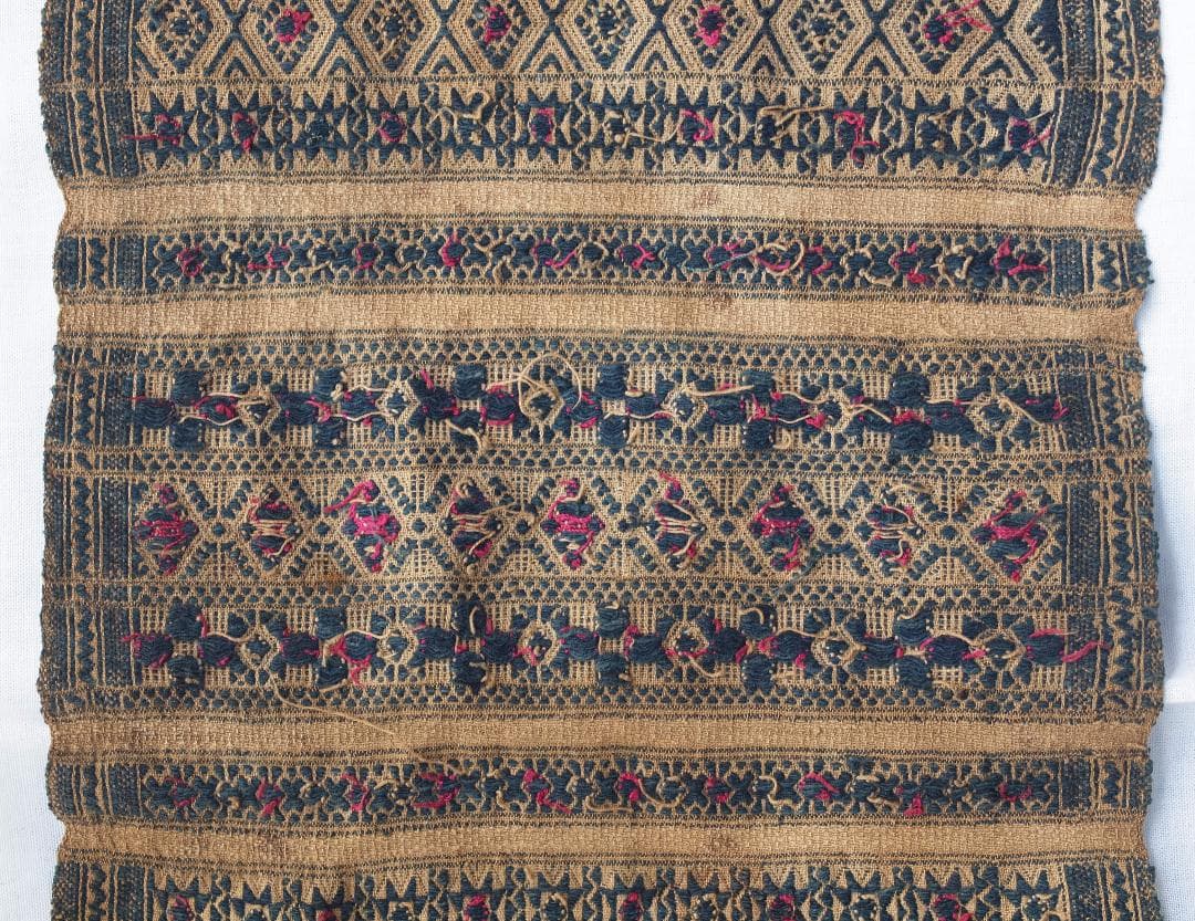 中国南部貴州省トン族の茶・黒の布に鳥や山形モチーフ、赤と茶で菱形と十字の刺繍古布