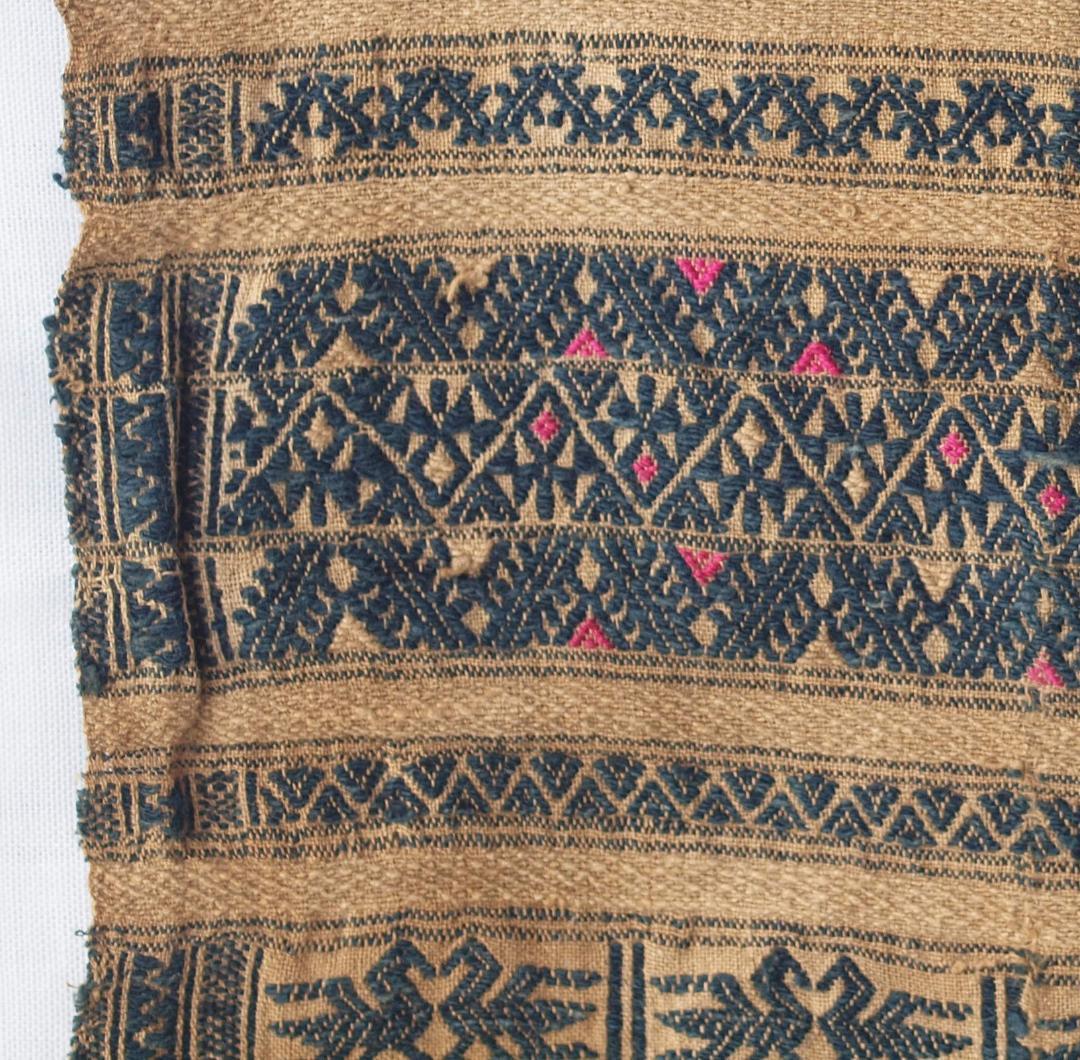 中国南部貴州省トン族の茶・黒の布に鳥や山形モチーフ、赤と茶で菱形と十字の刺繍古布