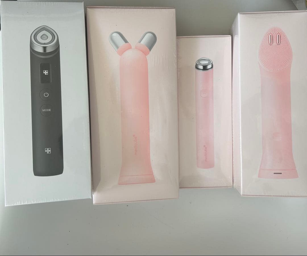 新品未使用メディキューブAGE-Rブースタープロブラック　美顔器　4点セット