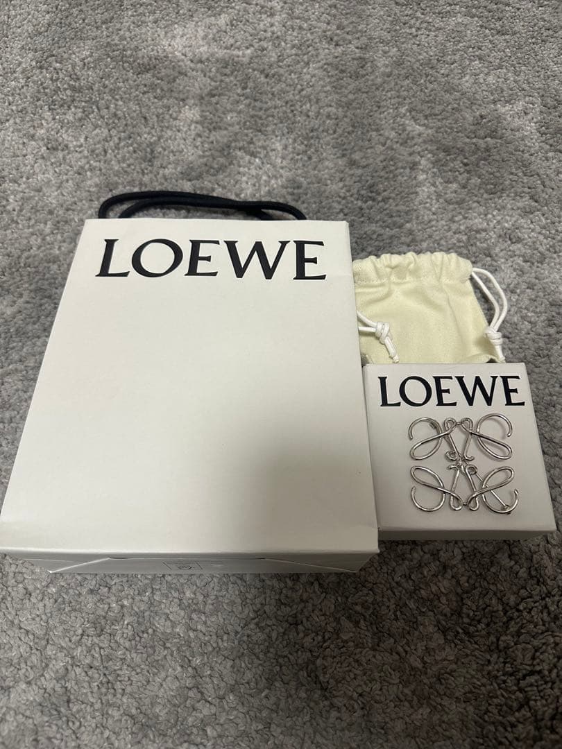 LOEWE アナグラム ブローチ シルバー