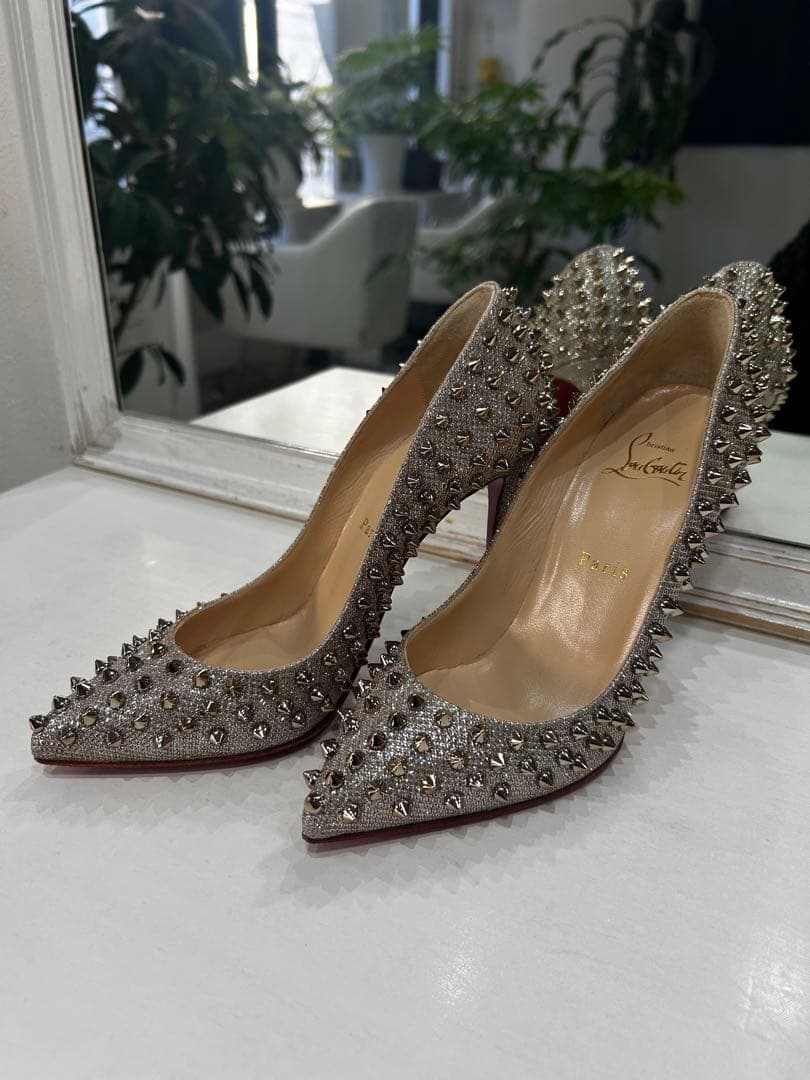 は*な様 Christian Louboutin スタッズ付きハイヒール24セン