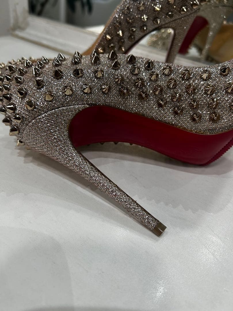 は*な様 Christian Louboutin スタッズ付きハイヒール24セン
