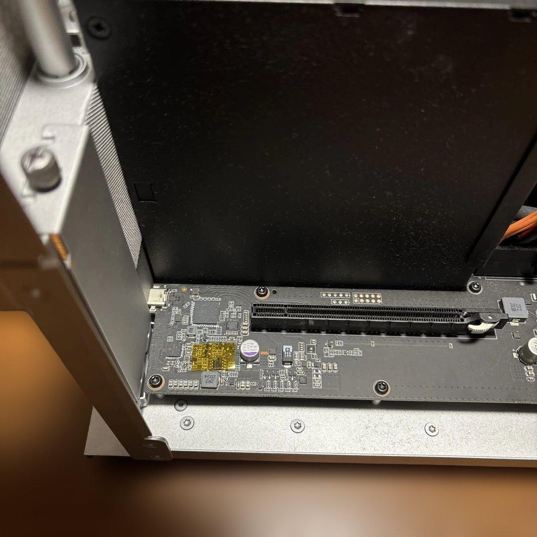 Razer Core X - Mercury White 外付けGPU